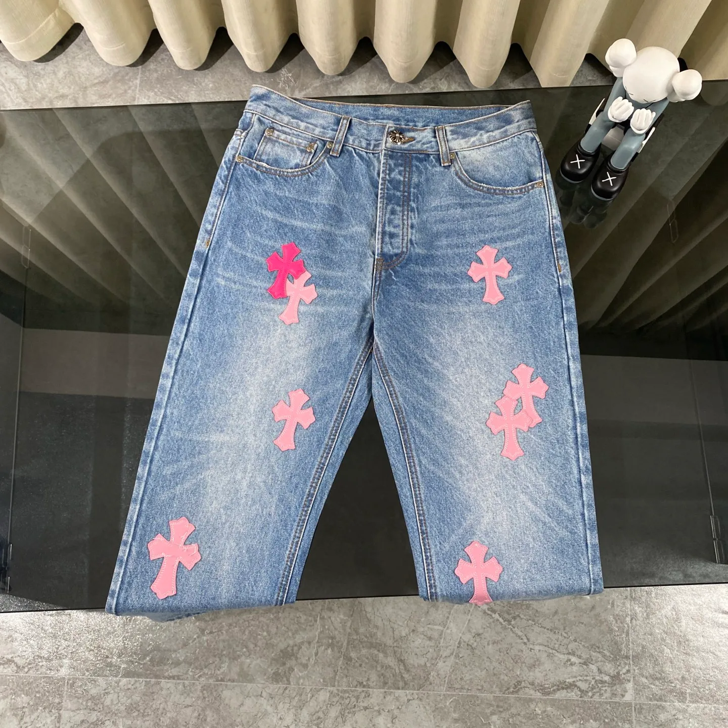 P220 chrome hearts pink cross patch leather jeans vi Top heavy industry fashionable design] Consistent high street luxury style creation. Speaking of this style, the Zangyin family and GU family are definitely the leading representative brands. Especially the Zangyin family has really achieved a state-of-the-art effect in creating high street style. The unique washed material is used to create this style. The color system is quite eye-catching. After it is decorated with patchwork cross flowers, it cleverly highlights the charm of the brand. Secondly, this style uses classic The classic high-waist cutting design highlights the long legs and fashionable temperament of the upper body. The brand is highly recognizable and the slim fit configuration is more suitable for daily wear. It is a product that interprets personality, fashion, and specifications at a glance. This single product is enough to make any fan excited. It can be a white T-shirt for youthful preppy style, or a tight suspender for lady style. It has strong matching ability and can be easily controlled by men.  [Materials and craftsmanship] Needless to say, this point goes without saying. As an excellent craftsman brand, Zangyin’s requirements for details and craftsmanship are really perfect. The washed color of this model has gone through so many processes, not to mention the embellishment of denim appliques. It is also purely hand-made and sewn. Just like what they believe in, only hand-made things have soul and have the meaning of wear. A top-notch heavy-duty fashionable denim item, I look forward to your perfect interpretation! !  Size:28-36